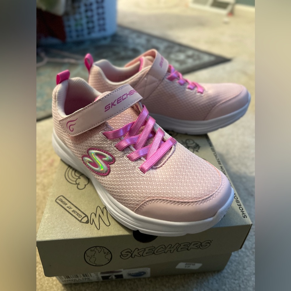 Sketchers shoes size 4